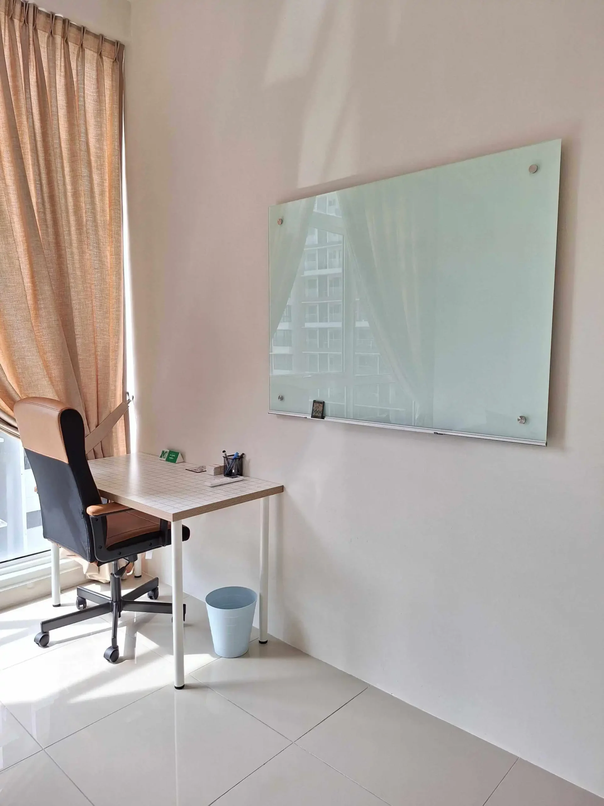 Private Therapy Room – Desk & Whiteboard Therapy room in PJ with professional desk and whiteboard