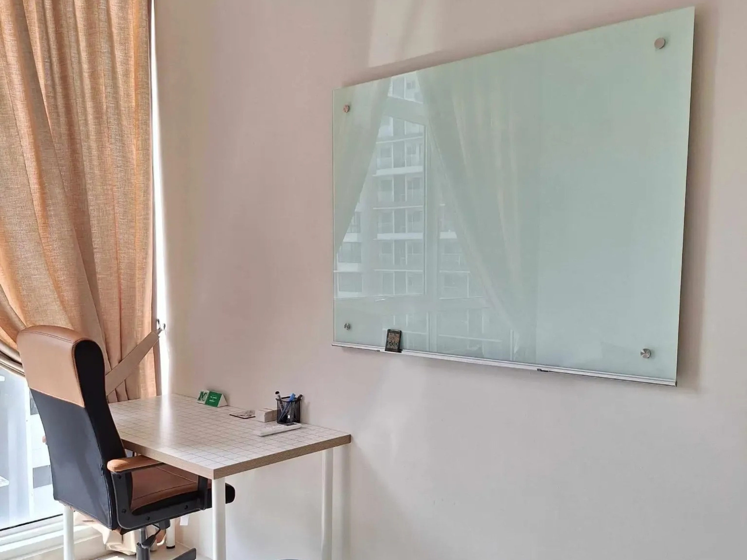 therapy-room-desk-whiteboard_2560x1920 therapy-room-desk-whiteboard_2560x1920